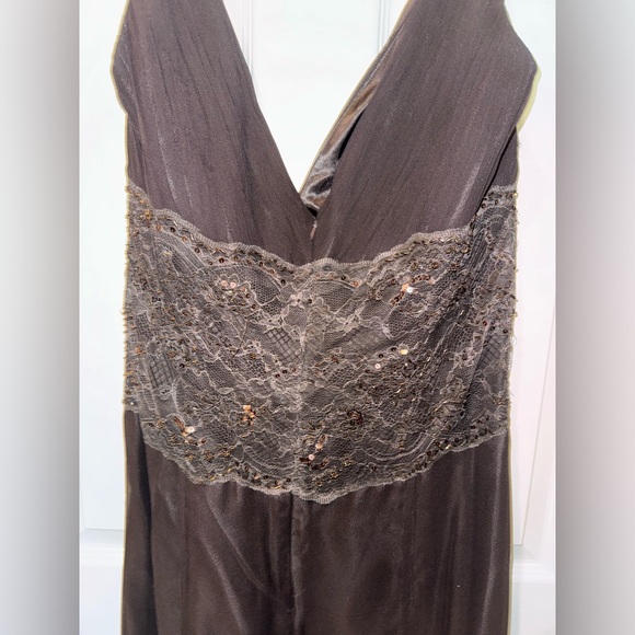 Elegant Evening Dress with Lace Detail - Picture 3 of 5